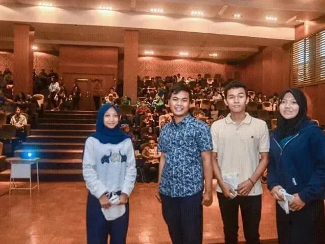 Ibrahim Anwar with students after Social Day talk, Universitas Padjadjaran, 2017