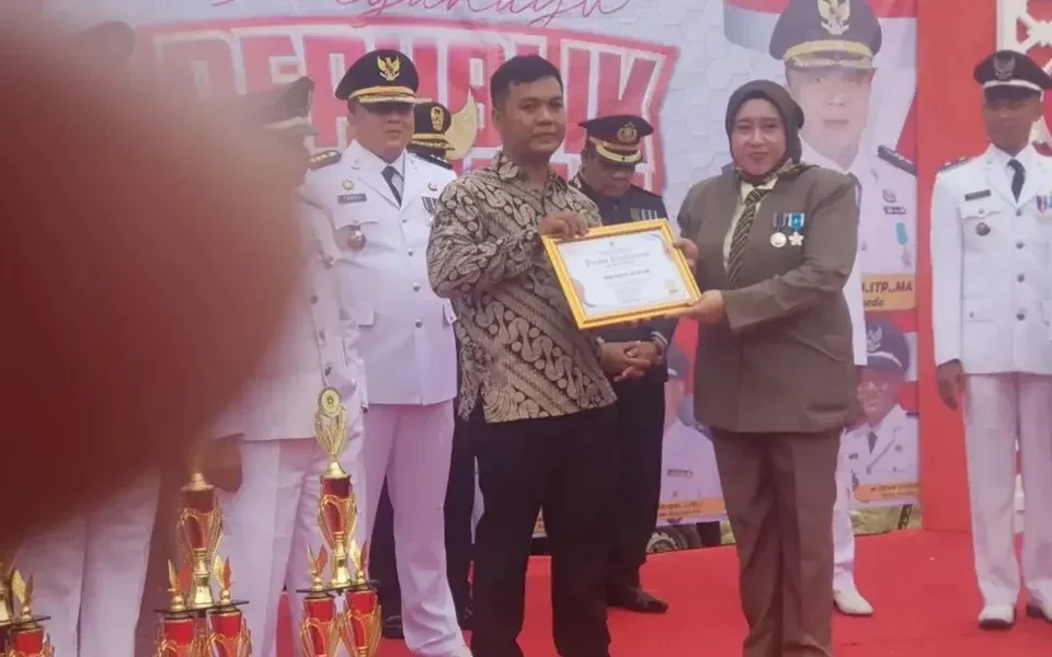 Ibrahim Anwar receiving award from Kecamatan Bojonggede, 2024