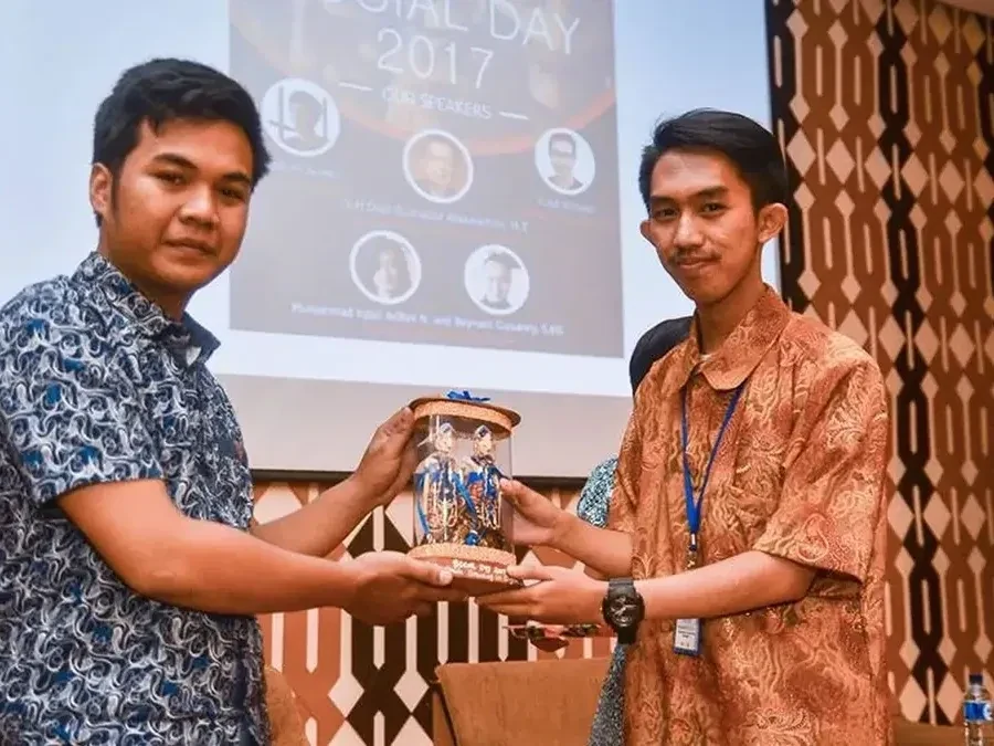 Ibrahim Anwar receiving award at Social Day, Universitas Padjadjaran, 2017