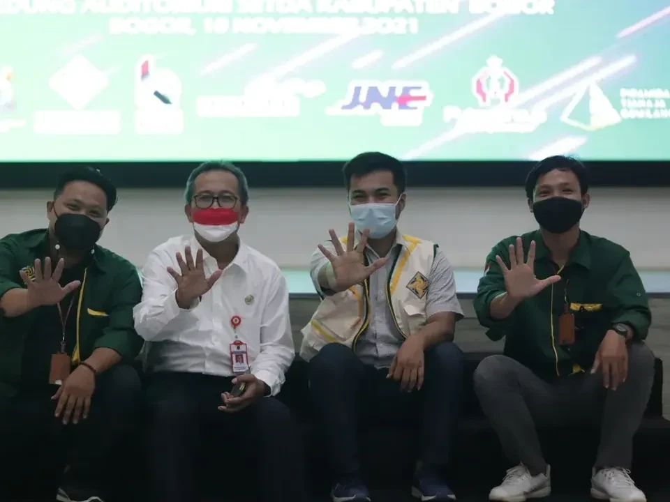 Ibrahim Anwar with government officials at HIPMI UMKM Milenials event, Bogor, 2021