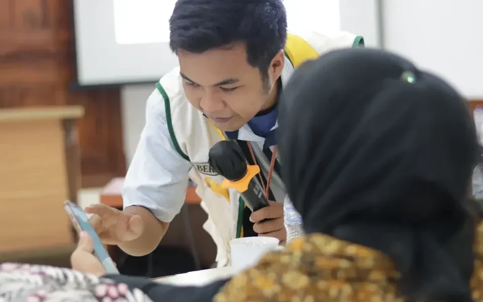 Ibrahim Anwar training participants at Bimtek Ekonomi Kreatif, 2021